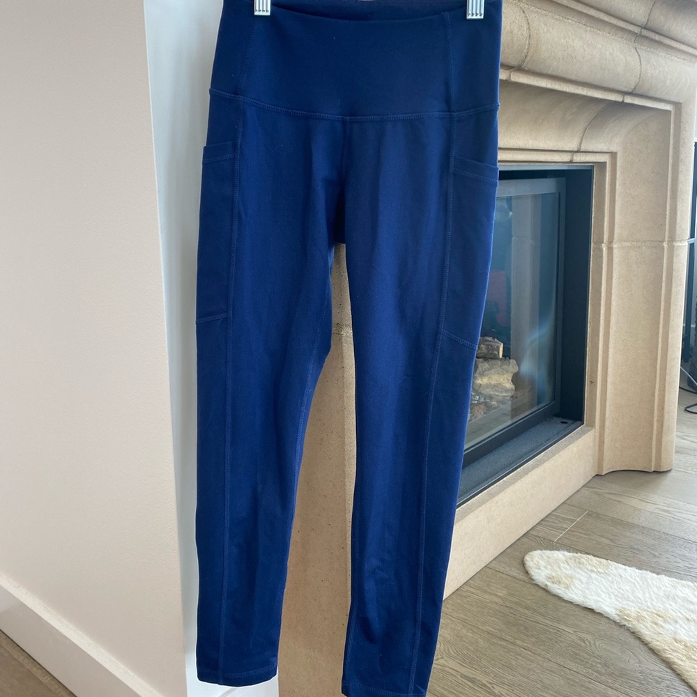 Like new zella navy blue crops